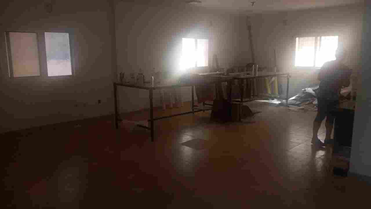 مصنع 300 متر بالتجمع للبيع